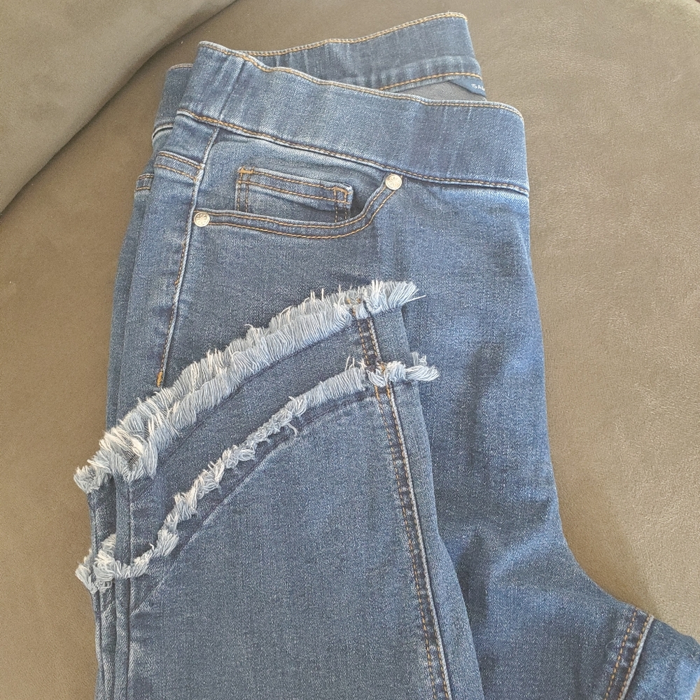 NEW- SIZE 6 ISAAC MIZRAHI LIVE! PULL ON CROP JEANS WITH DOUBLE TULIP HEM